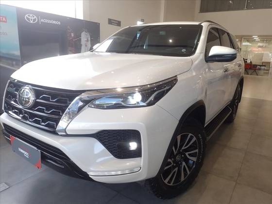 TOYOTA HILUX SW4 2.8 D-4D TURBO DIESEL SRX 7L 4X4 AUTOMÁTICO